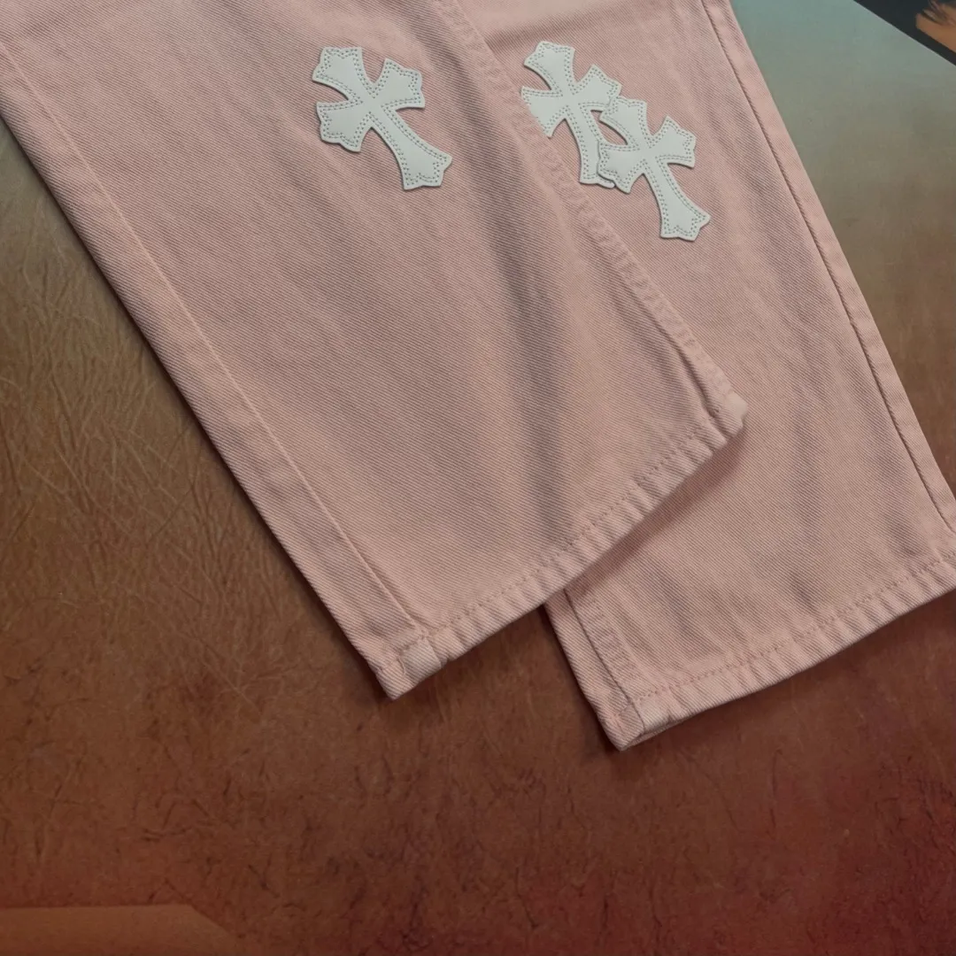 🅿️310 🔘Model No.-KL175 🔘Cro Heart𝐂𝐡𝐫𝐨𝐦𝐞 𝐇𝐞𝐚𝐫𝐭 Sex Limited Edition Girls Sakura Pink Cow White Leather Jeans* The color of these pants is super sweet pink, and the denim fabric is full of texture. The white cross pattern on it is so eye-catching, it is a classic element of Crow Heart, and it instantly makes it trendy. The hardware accessories are also very exquisite, the buttons are uniquely designed, and the details are high-end. In terms of craftsmanship, there is nothing to say. The tailoring is neat and the wiring is neat. Everything shows excellent quality. The matching suggestions are as follows: Sweet girly style: Pair it with a white midriff-baring crop top, a pair of pink thick-soled Mary Jane shoes, and a soft bear bag of the same color. It will give you a sweet girly atmosphere, which is perfect for going to an amusement park or shopping. Cool and sweet mix style: Wear a short black leather jacket on the upper body, a white lace bottoming shirt, black Martin boots, and a silver personalized necklace. The combination of cool and sweet is beautiful and sassy. Casual and lazy style: Wear a loose light purple sweater, tuck the corners into your pants, pair it with a pair of white sneakers, white stockings, and a pair of black sunglasses. It is casual and lazy, and super comfortable for daily travel.  Size: S M L XL (28.30.32.34) Color: Pink